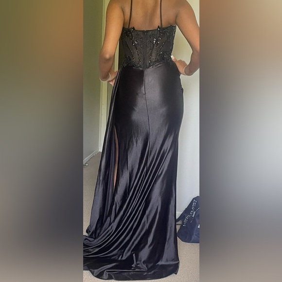 Elegant Black Evening Gown - Picture 2 of 3